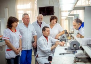 Зубной техник Г.Г.Аванесов проводит мастер-класс по изготовлению съемного протеза.