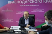 Министр здравоохранения Краснодарского края Евгений Филиппов и его заместители смотрят прямую линию с губернатором