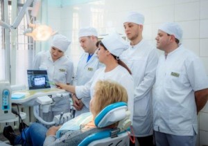 Заведующая лечебно-профилактическим отделением Э.К.Ростова консультирует врачей-стоматологов хирургов перед операцией пациента.