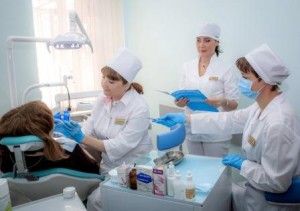 Заведующая лечебно-профилактическим отделением И.С.Шапошникова демонстрирует врачам отделения новую технологию при реставрации зубов.