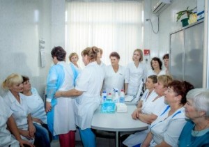 Занятие с санитарами проводит старшая медицинская сестра И.Я. Сычева по вопросу санитарно-эпидемиологического режима поликлиники